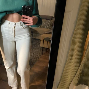 Vit/beigea vida byxor från Bikbok  - Hejsan! Jag säljer dessa väldigt fina och trendiga vit/beigea byxor från Bikbok i storlek 25. Jag är runt 160 och sitter jättebra på mig som ofta bär XS. Dessa byxorna är köpta för 600 kr och är i bra skick.❤️🙈❣️✨🤍