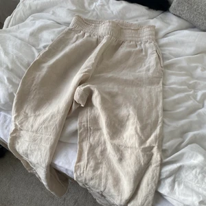 Linne byxor  - Linnebyxor i linne blend material. Osäker om jag ska sälja beror på pris. Storlek Small. Bra skick!