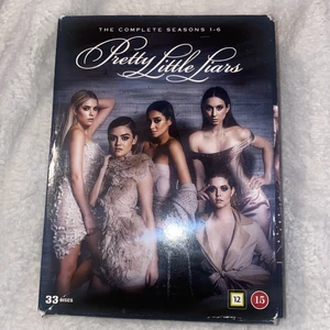Pretty Little Liars S. 1-6 dvd - Pretty little liars säsong 1-6 i DVD-form. Alla förutom sista säsongen. Språk: Eng, Text: svenska, danska. finska, norska. Alla skivor är med, vet inte om någon fått repor men jag har aldrig haft nåt problem med att kolla. OBS frakt kan tillkomma