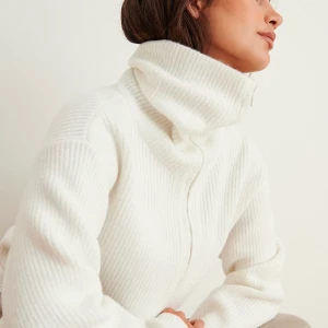 stickad zip up - Säljer denna vita stickade zip-up tröjan från NAKD. Tröjan är i nyskick då jag inte haft användning för den. Köpt för 500kr i höstas. Skriv för fler bilder och frågor✨❣️ (skickar med spårbar frakt!!)