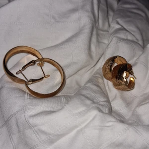 Örhängen - Två par äkta guld örhängen. Har fått de i present så vet it var de kmr ifrån. Nikkel fritt. 🌟 Priset kan diskuteras. Priset är för båda örhängena så om du bara vill ha det ena paret säg de.