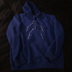 Matricage hoodie - Säljer nu min Matricage hoodie som ej går o hitta längre!! Väldigt fet hoodie som passar till både kille o tjej. Hoodien är i strl S och sitter bra på mig som är 176, hoodien är köpt för 599kr och är nästintill ny bara använd några få gånger så det finns inga skador eller fläckar på den BILLIGARE VID SNABB OCH SMIDIG AFFÄR!!