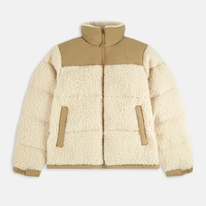 The North Face Sherpa nuptse jakke - The north face sherpa nuptse jacket, str L, unisex. Mega fed jakke, med hætte der kan rulles ind i kraven.  Den fejler intet, men den er dsv for stor til mig, bytter meget gerne til en s. Hvis i har andet interessant at bytte med så skriv gerne. Min absolutte mindstepris er 1800 pp, så der starter budene:) Køb nu for 2000 pp  