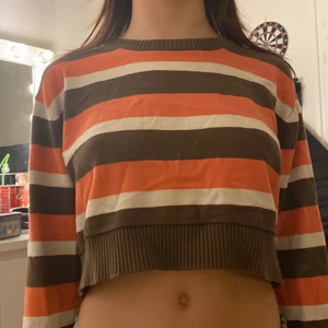 Randig tröja - Säljer denna randiga tröja som inte kommer till användning! Köpt från humana för 200kr. Okänt märke