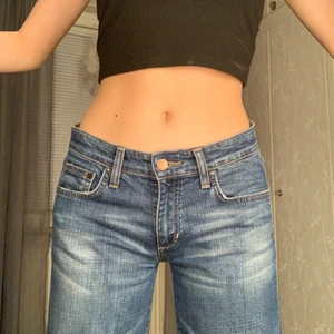 Vintage jeans från -01 - Säljer dessa jättesnygga jeans som mamma köpte på H&M 2001. Låg midja och vida ben, bra skick!! Jag har aldrig använt dem och mamma har använt dom sparsamt. Jag är 170cm och de är perfekta i benen på mig! Buda minst 10kr högre än tidigare bud. Köparen står för frakten.