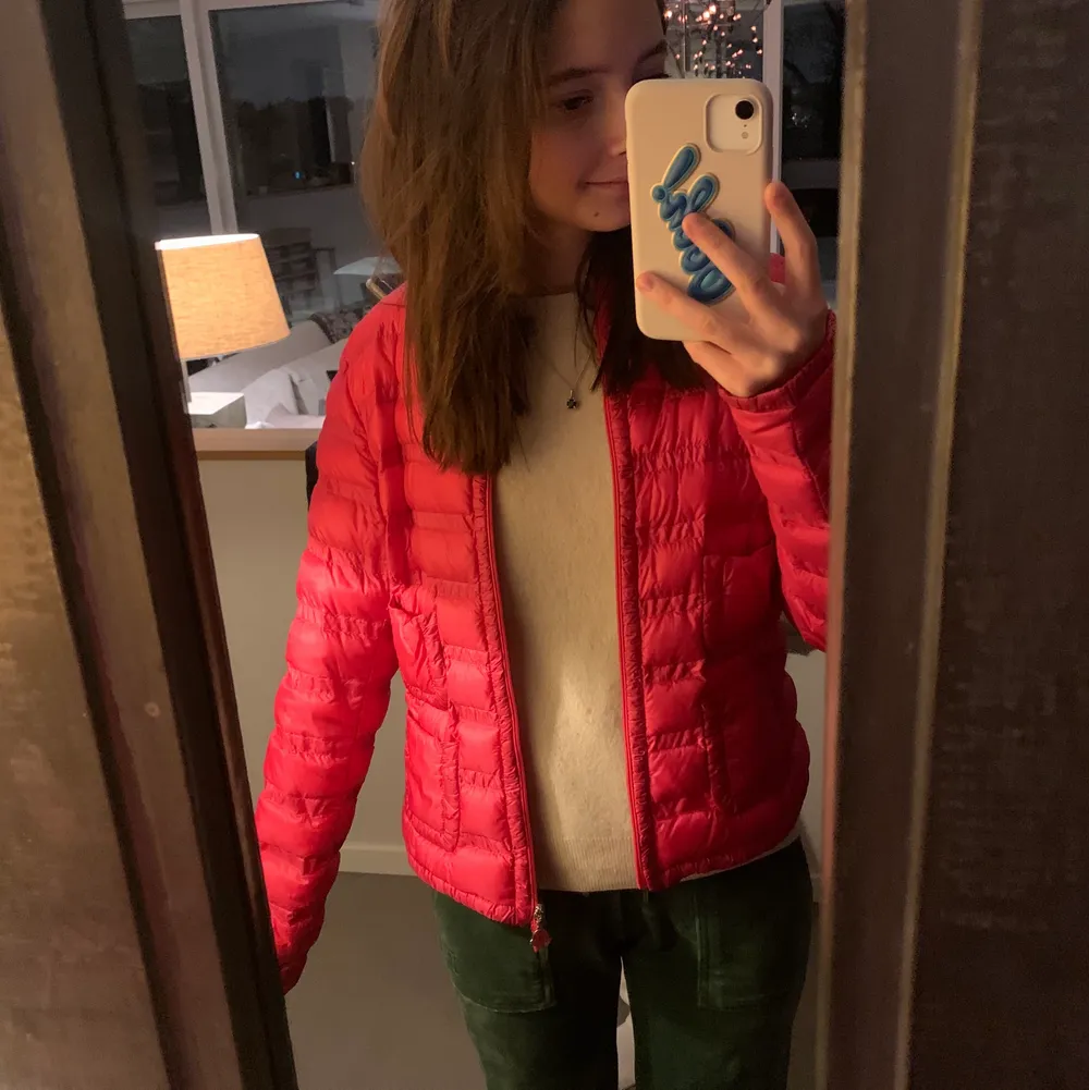 Ascool rosa dunjacka från moncler i storlek 1, vilket motsvarar en S. Kommer med en matchande dustbag i samma färg💗. Takit.