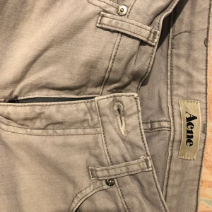 LjusGråa acne straight leg jeans - köptes på prick men säljer vidare❤️ mid Rise, straight leg, vid frågor är det bara att skicka.                           Andra bilden är lånad från Sonja wiklund 
