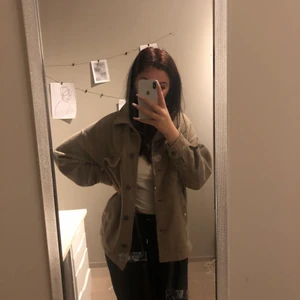 Zara jacka  - En höst/vår jacka jätte fin inget fel på den kommer ej till användnig använd fåtal gånger inga hål eller fläckar i storlek M dock kan S och xs o L ha den ny pris 500