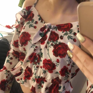 Blommig blus  - Sitter lite tajt, inte använd så många gånger 