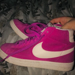 Nike blazers - Superfina Nike vintage skor som jag köpte hör på Plick!! Säljer pga att de inte är min stil längre 💕 men de är fortfarande superfina. Buda från 200kr eller köp direkt för 300kr plus frakt 👍🏻 Frakt kostar 66kr. Storlek: 39!! Olika ljus på bilderna men de är rosa/lila 💖💜 skriv för fler bilder ❣️🤗