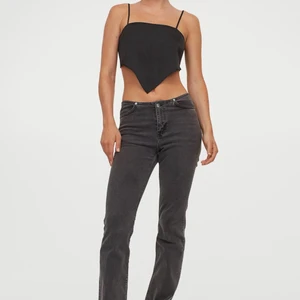 Lågmidjade slutsålda jeans. - Super fina helt oanvända. Skulle säga att dem e långa i benen, passar mig som är 174. Storlek 40 men är små i storleken.