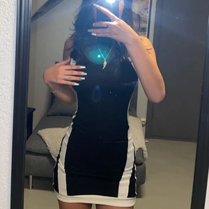 Svart vit klänning - Säljer denna snygga klänning som ger en illusion av hourglas figur😻 Köptes för några år sen så den säljs inte längre på bikbok💕