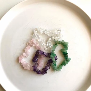 Kristallchips armband - Superfina egengjorda kristallchips armband i Bergskristall, Rosenkvarts, Ametist och Grön aventurin :) dm via intresse! Frakt tillkommer på 12 kr <3