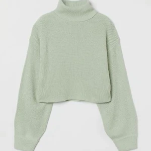 Grön stickad tröja  - En boxig, ribbstickad polotröja i mjuk kvalitet. Tröjan har nedhasad axel och lång, något vidare ärm. Ribbstickad vid ärmslut. Tröjan har aldrig används och är i väldigt bra kvalite.❤️✨