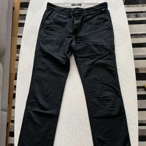 Vansbyxor - Ett par feta svarta byxor ifrån Vans köpta för ett par år sedan. De är väl använda men har inga defekter. Om fler bilder önskar är det bara att skriva! 