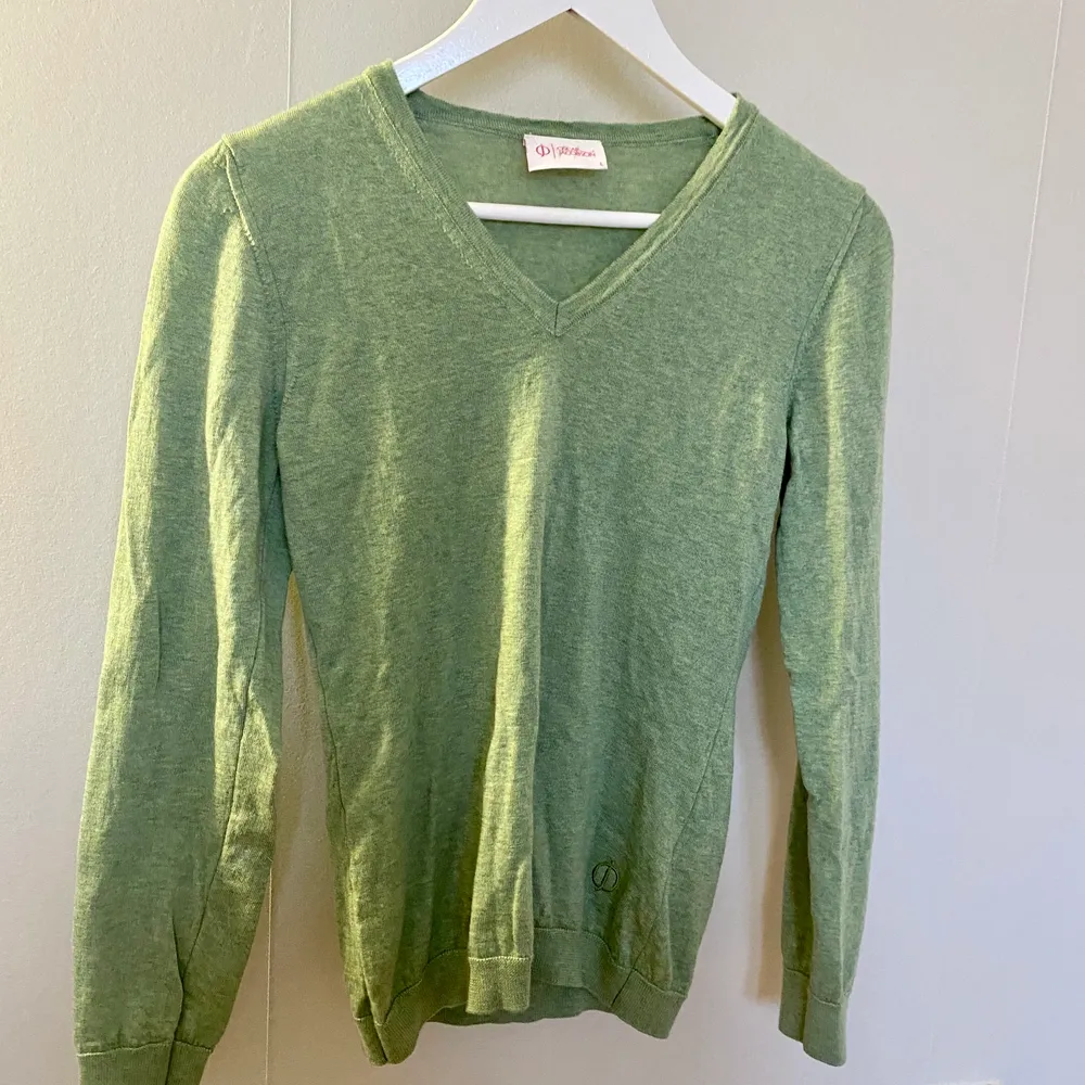 Grön v-neck stickad tröja. Är i storlek L. Men skulle säga att den passar ner till XS. Säljer för 50kr + frakt. Totalpris: 102kr. Stickat.