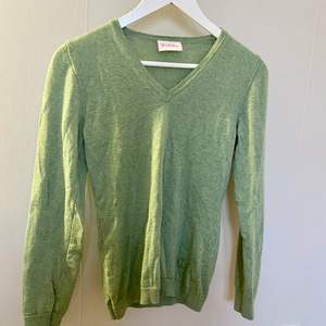 Grön v-neck stickad tröja. Är i storlek L. Men skulle säga att den passar ner till XS. Säljer för 50kr + frakt. Totalpris: 102kr
