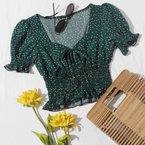 Söt blus - Snygg grön blus med vita prickar. Köpt på SHEIN för 99, säljer för 60. Nästan aldrig använd. 