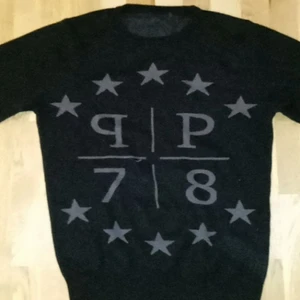 Philip plein tunnare tröja - En Philip Plein tröja inköpt för 8999:- men vill nu sälja den för 2500. Har försökt förut sälja den för 4 men inte många skrev. Storlek M