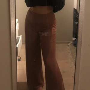 Smuts rosa byxor  - Byxor i jätte skönt matrial bra passform tajta i midjan och höfter lösa vid benen strk xs men passar S okså jag är 167 lång sitter jätte bra från varumärket nly trend 