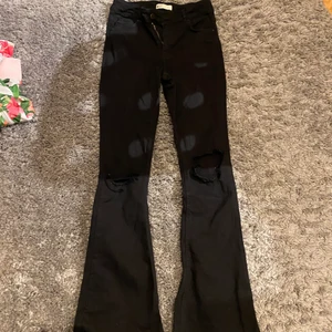 Svarta byxor - Ett par bootcut byxor från Gina. Stretsigt material.