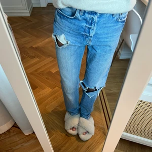 Zara jeans - Säljer mina gamla favorit jeans! Jättepopulära och slutsålda från zara! Dessa är en storlek 36, kan tänka mig byta mot en 34!💞 säljer då de inte passar mig längre!💞