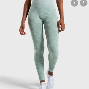 Gymshark camo seamless tights - Säljer mina nästintill oanvända tights från gymshark som är slutsålda på hemsidan!! Färgen på tightsen är mer rättvis på första bilden🤩 är i storlek xs men sitter som en s