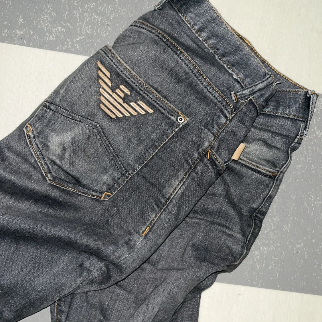 Gråa EA7 Armani jeans storlek 29 - 91