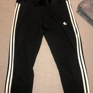 Adidas leggings - Svarta adidas leggings, nyskick (köpte fel storlek) ✨Frakt +45kr✨