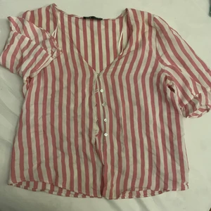Rosa blus i Stl S - En fin blus att ha till sommaren i stl S. Köpt utomlands 