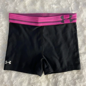 Träningsshorts  - Snygga träningsshorts som blivit försmå för mig. Använda fåtal gånger så de är i bra skick. Vid frågor eller funderingar är det bara att höra av sig💕