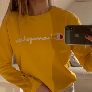 Champion sweatshirt - Jag säljer min gula fake champion sweatshirt. Även fast den är fake så är den i samma kvalite som en äkta. Den är en L i barn storlek vilket motsvarar ungefär xs i dam. Köparen står för frakt.💛