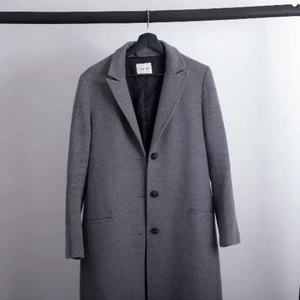 THE LAB - grå kappa - Storlek: 38 - Material: 85% ull 15% Kashmir - betalning via Swish 