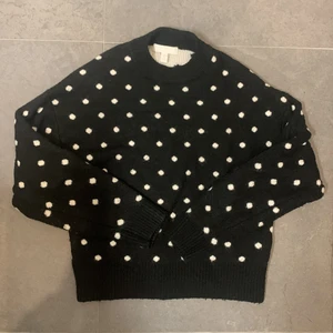 Prickig stickad tröja - Så söt stickad tröja med prickar på! Passar så bra till alla tillfällen. Fint skick. Hör av dig om du är intresserad ❣️