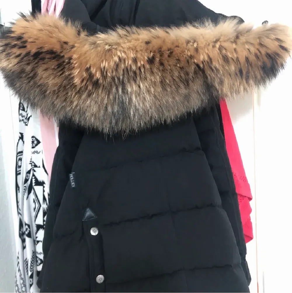 Hej! Jag säljer denna jackan som enbart använts i en vintersäsong. Den är i bra skick. Storleken är 32 men passar även 34,36. . Jackor.