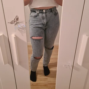 Ginatricot perfect jeans  - Ljus blåa jeans från gina i storlek 40, knappt använda då jag inte gillar dom och har blivit för små. Ingen stretch och klippta därav priset. Köparen står för frakt:)