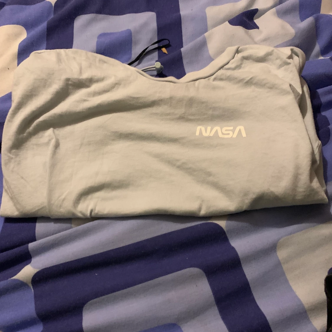 En nasa tröja från h&m storlek M