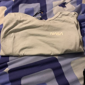 En nasa tröja från h&m storlek M - Ganska ny o använd 3gåmger