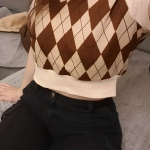 Beige top stl:S - Säljer min beige top pga jag inte gillar top så mycket längre. Är i nyskick har bara använt den 1 gång! Köparen står för frakten🤍