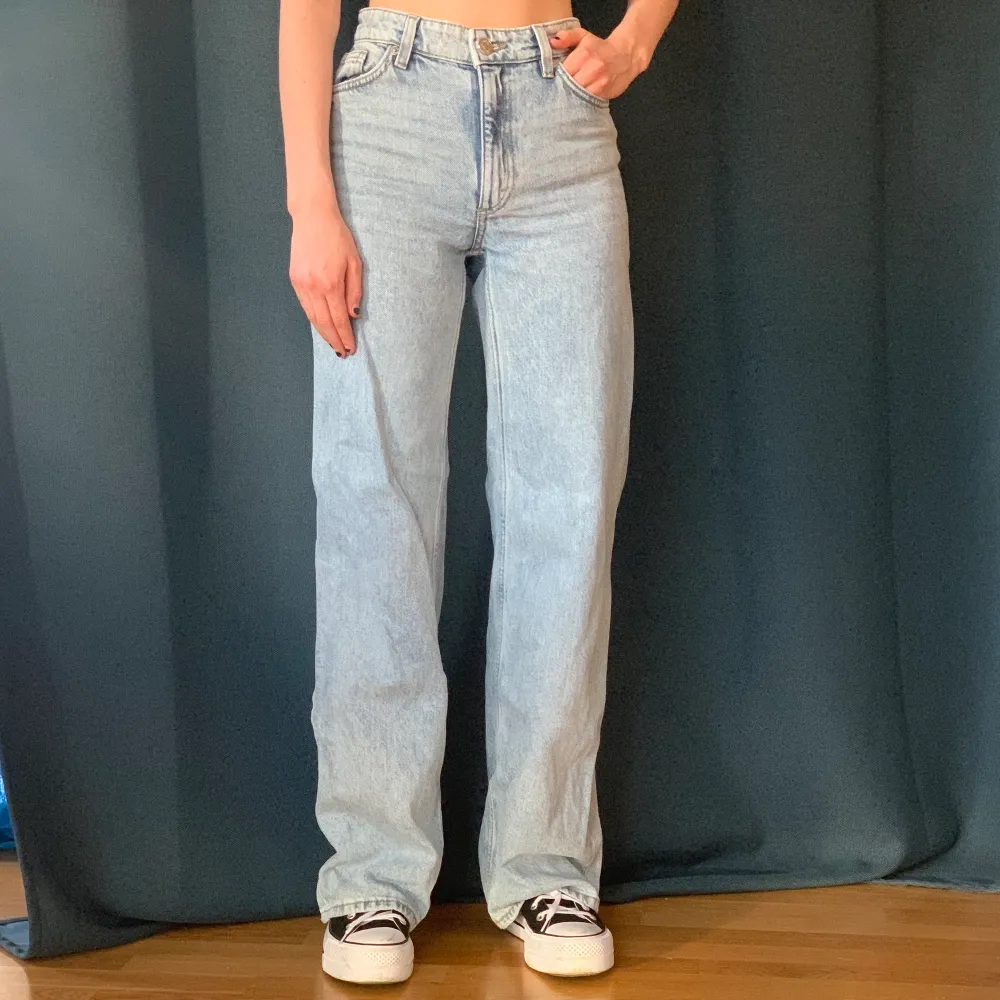 Ett par riktigt snygga vida jeans från monki 💙 De är i bra skick och är lätta att styla.. Jeans & Byxor.