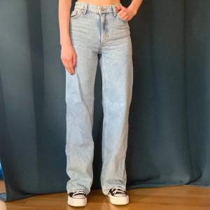 Ett par riktigt snygga vida jeans från monki 💙 De är i bra skick och är lätta att styla.