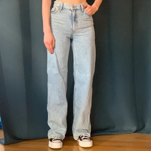 Ljusblå vida jeans - Ett par riktigt snygga vida jeans från monki 💙 De är i bra skick och är lätta att styla.