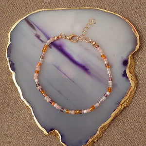 Pärlarmband  - Pärlarmband i korallfärger. Justerbar.