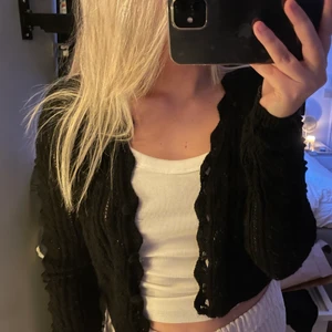 Stickad kofta - Stickad kofta från zara med detaljer. Storlek S❤️‍🔥❤️‍🔥❤️‍🔥