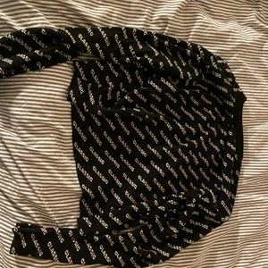 Tröja - Står ej storlek men skulle gissa på att den är M (lite nopprig)