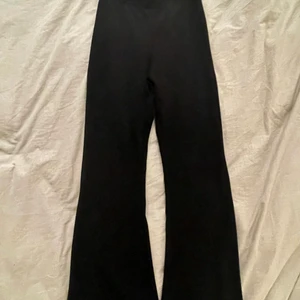 Byxor - Byxor köpta från chiquelle. Materialet är mjukt och stretchigt. Känns som riktigt bra kvalite. 