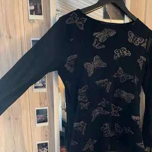 long sleeve med mesh på ärmarna och glitter fjärilar, så himla fin