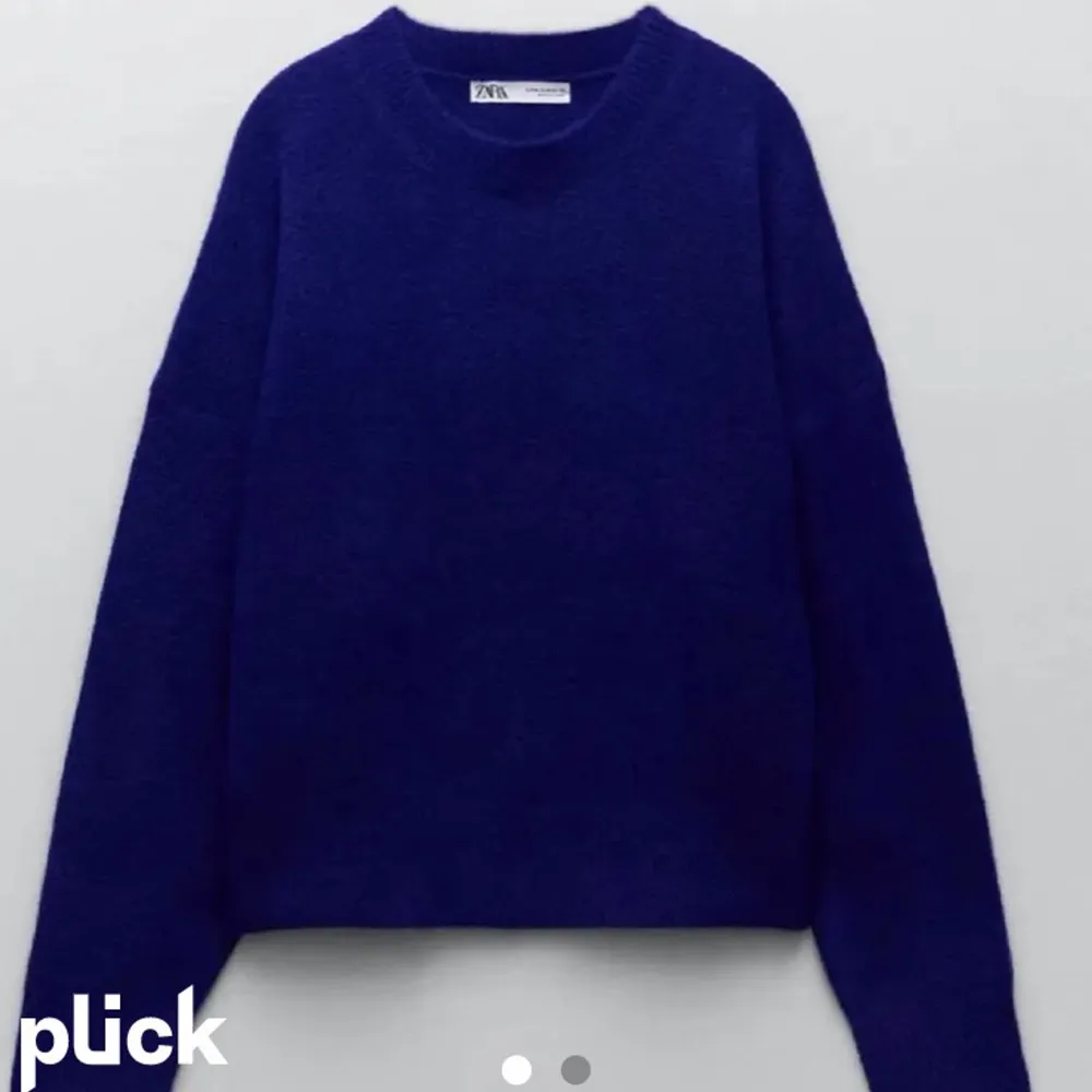 jättefin mörkblå stickad tröja från zara använd 2-3 ggr ❤️kom privat för funderingar nypris 359 kr. Stickat.