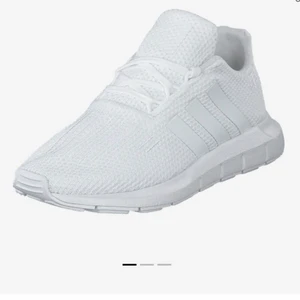 Adidas skor  - Säljer dessa skor i storlek 36,i bra skicka dem har bara använts få gånger och har darför inga hål eller defekter. De är jätte fina vid intresse kan jag skicka fler bilder på skorna. Dem är jätte bekväma att gå/springa i. Säljer pågrund av att jag har andra skor som jag använder mer och darför tycker jag att de bättre att sälja vidare dem. Köpte dem för 699kr och säljer för 400kr vid snabb affär kan priset diskuteras 