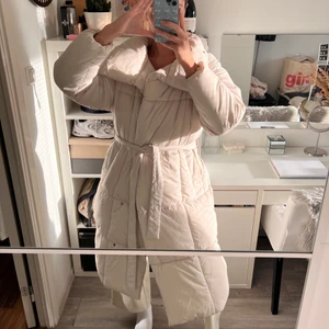 Jacka - Varm och mysig jacka från mango. Knappt använd, verkligen i nyskick 🤍 så himla varm och gosig. Den är även vattentät!! Köptes för 1299kr. Strl: M 